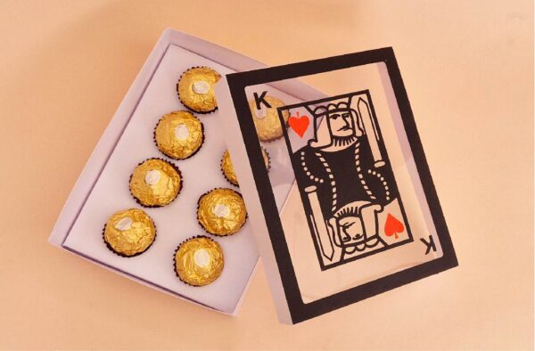 65165 Archivo digital para recortar y armar caja en forma de carta de baraja naipe con soporte de chocolates