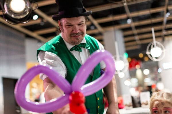 Trollkarl Göteborg, Stockholm, Malmö, hela landet. Ason Bson Cson - trollkarlen. En Svensk Mästare i Barntrolleri gör barnkalaset/familjedagen extra roligt.