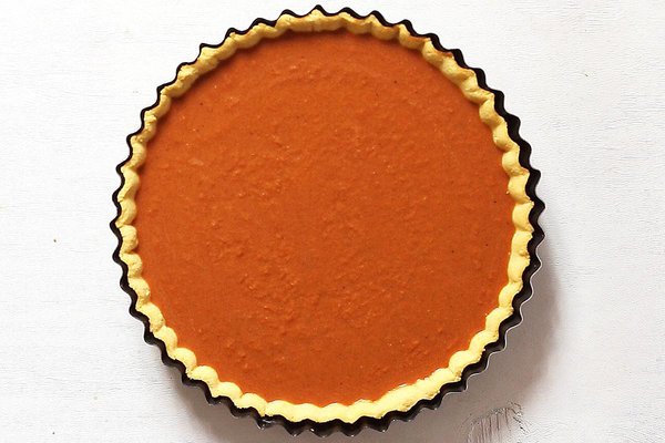 Unbaked Paleo Pumpkin Pie Filling in Pie Shell