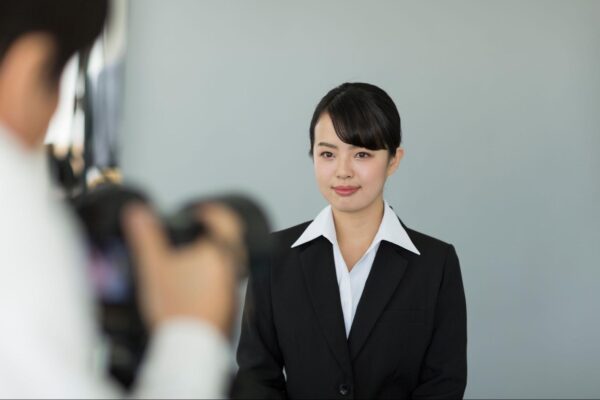 就活の証明写真に適した髪型とは？基本マナーから男女別ヘアスタイルまで紹介