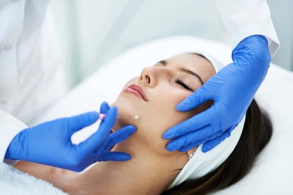 Präzise Faltenbehandlung und moderne ästhetische Medizin in Wien bei Dr. Lewinsky