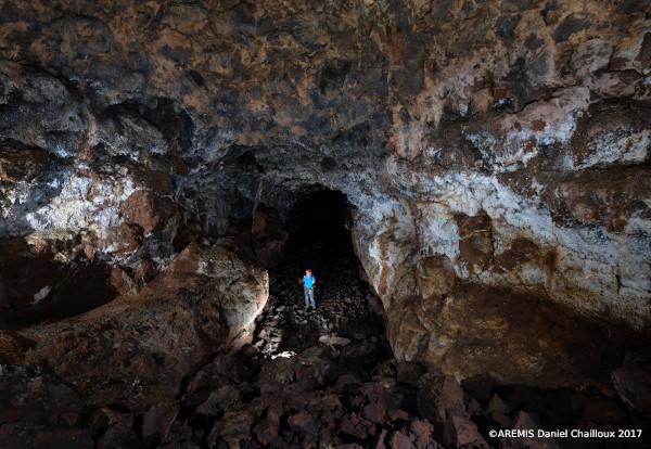 Visite du tunnel de lave du Bassin Bleu à l'éperon. Dans l'ouest de l'île de la Réunion découvrez la spéléo avec les guides Envergure Réunion.