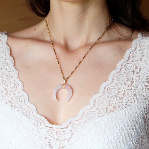 Collier-Lune-en-Quartz-rose-5 collier dore lune quartz rose