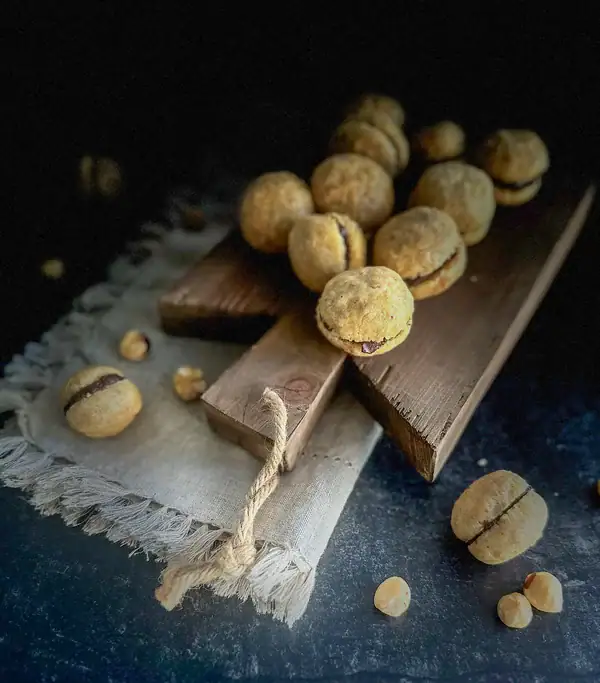 Baci da dama on a wooden tray