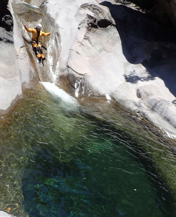 Bassin la roche la salle à manger avant le rappel de la Chapelle. Canyoning à la Réunion bassin la roche avec les guides Envergure Réunion.