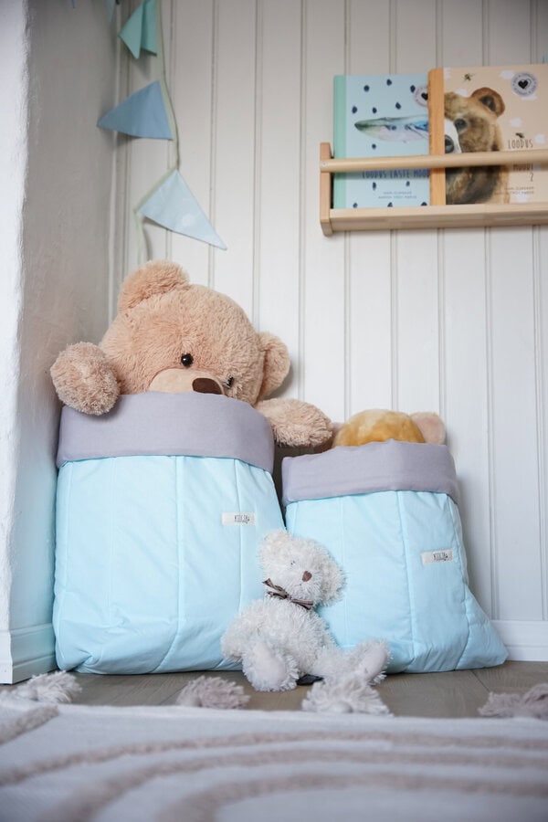 mündirohelise ja halliga mänguasjakorv