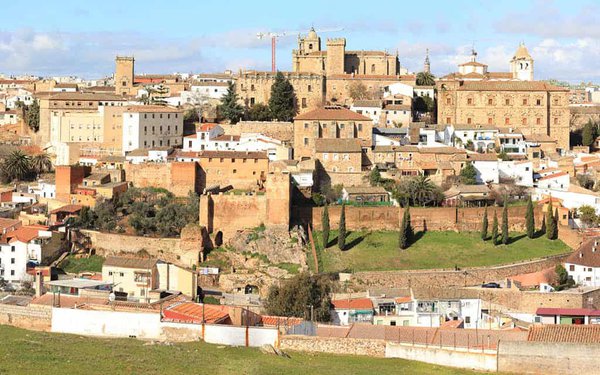 Cáceres es uno de los mejores destinos para viajar en otoño en España