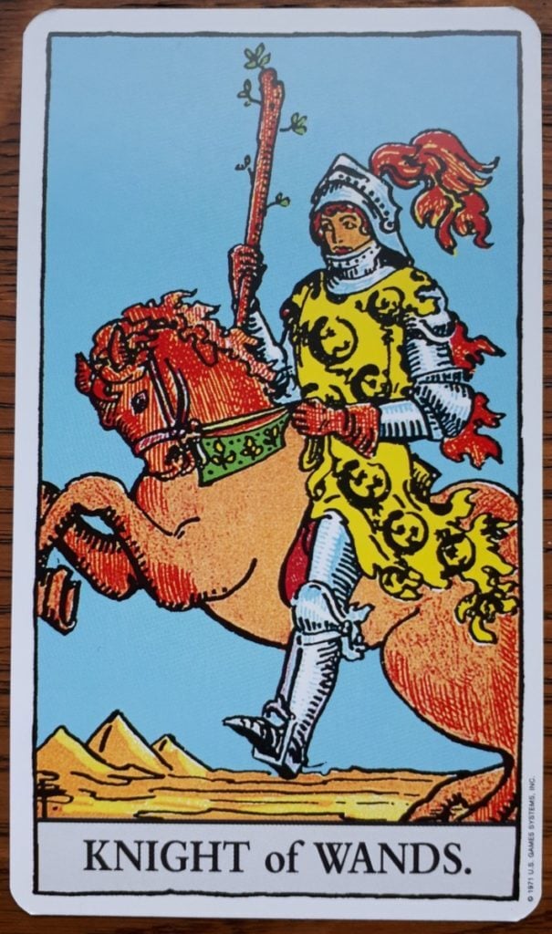 la carte de tarot Knight of Wands du célèbre jeu de tarot Rider Waite