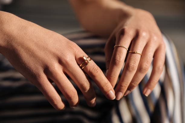 memakai banyak cincin