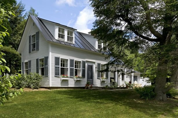 color combination of metal roof with matte black finish and polished white house exterior