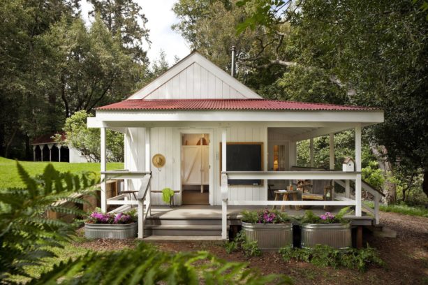 benjamin moore linen white exterior paint color for a one story cabin