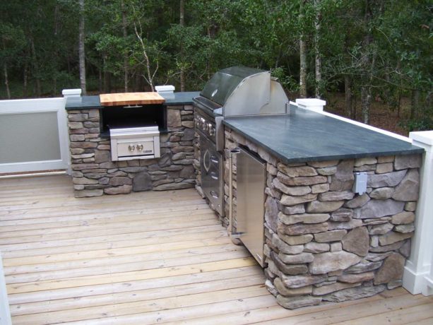 contemporary l-shaped outdoor kitchen made out of stacked of stone