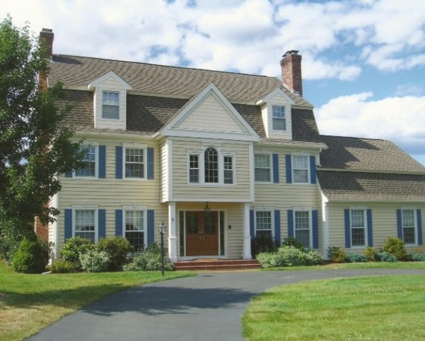 large timeless ranch style building with an insulated vinyl siding