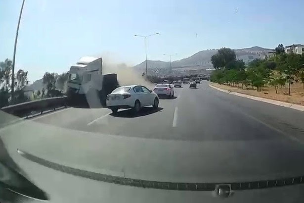 Tırın altında kalmaktan son anda kurtuldular