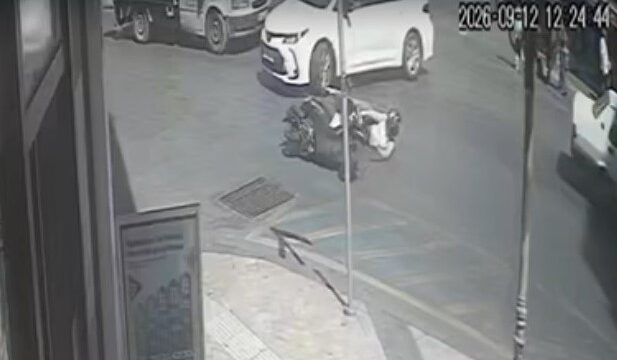 AYDIN'IN EFELER İLÇESİNDE BULVARDAN SOKAĞA DÖNÜŞ YAPMAK İSTEYEN OTOMOBİL İLE MOTOSİKLETİN ÇARPIŞMASI SONUCU MEYDANA GELEN KAZADA 1 KİŞİ YARALANDI.