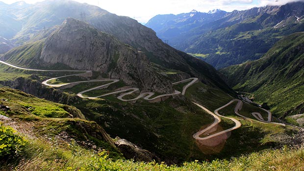 World's 18 craziest roads