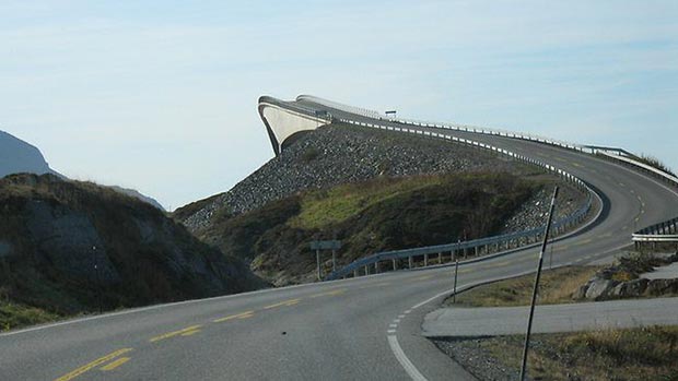 World's 18 craziest roads