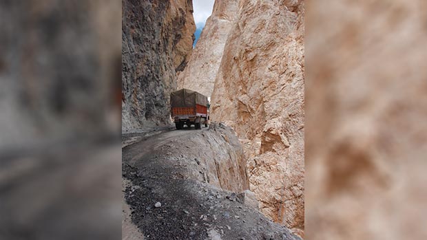 World's 18 craziest roads