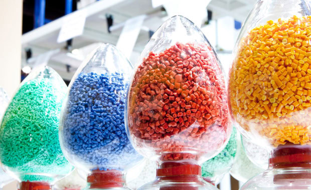 Perlas de plástico para uso en máquinas de inyección