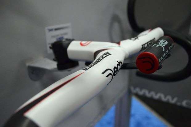 Carbon handlebars that can reduce vibration while riding a bike