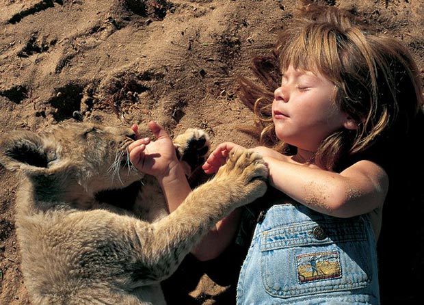 Tippi Degré sleeping with a baby lion