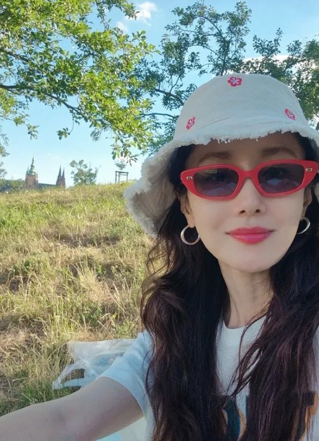 Kim Ji Soo: Belum Pensiun, Kini Menikmati Hidup di Praha