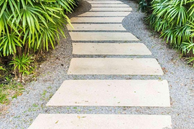 6 Antique Yard Décor Ideas for a Vintage-Inspired Garden Design