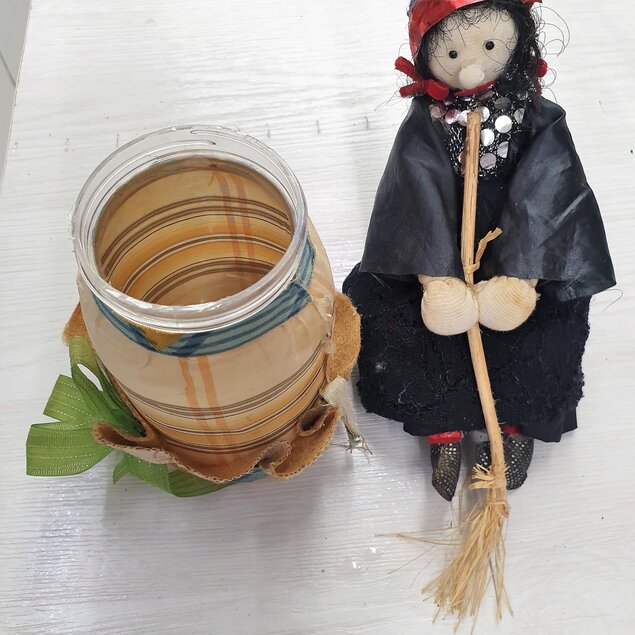 bruxinha com vassoura Pote