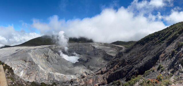 Ogroman krater vulkana Poas prekriven oblacima pare