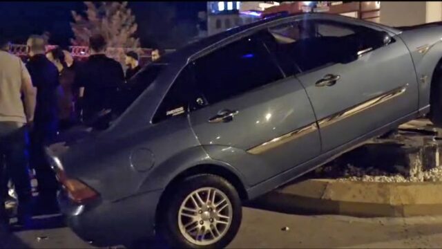 HİSARCIK’TA OTOMOBİL ORTA REFÜJE ÇIKTI, SÜRÜCÜ YARALANDI