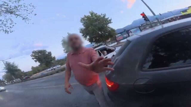 DENİZLİ'DE SEYİR HALİNDEYKEN TARTIŞTIĞI MOTOSİKLET SÜRÜCÜSÜNÜN ÖNÜNÜ OTOMOBİLİYLE KESEN SÜRÜCÜ, ARACINDAN İNDİKTEN SONRA MOTOSİKLETLİYE SALDIRDI. OLAYIN ARDINDAN SÜRÜCÜYE 180 BİN TL İDARİ PARA CEZASI UYGULANDI.