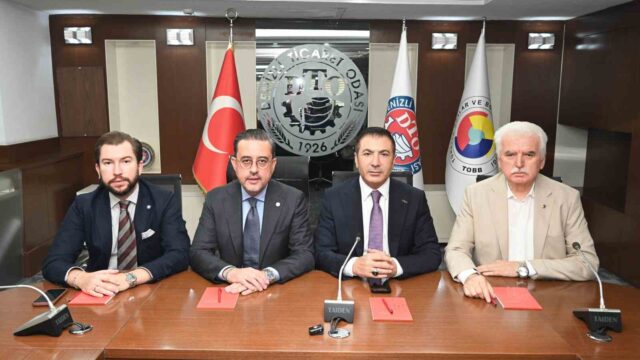 DENİZLİ TİCARET ODASI (DTO) BAŞKANI UĞUR ERDOĞAN, DENİZLİ TİCARET BORSASI (DTB) BAŞKANI İBRAHİM TEFENLİLİ, DENİZLİ SANAYİ ODASI (DSO) BAŞKANI SELİM KASAPOĞLU İLE DENİZLİ İHRACATÇILAR BİRLİĞİ (DENİB) BAŞKANI OSMAN UĞURLU, ORTAK BİR BASIN AÇIKLAMASIYLA, BELİRLİ ÜRÜNLERİN İTHALATINDA DENİZLİ GÜMRÜK MÜDÜRLÜĞÜ İLE DENİZLİ İL TARIM VE ORMAN MÜDÜRLÜĞÜ’NÜN YETKİLENDİRİLMESİNDEN DOLAYI İLGİLİ BAKANLARA VE SÜREÇTE KENDİLERİNE DESTEK OLAN İSİMLERE TEŞEKKÜR ETTİLER.