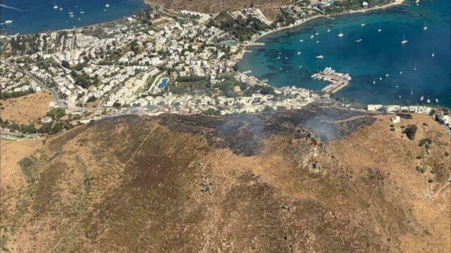 MUĞLA’NIN BODRUM İLÇESİNDE ÇIKAN YANGIN, HAVADAN VE KARADAN MÜDAHALEYLE KONTROL ALTINA ALINDI.