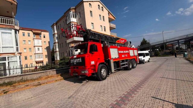 KÜTAHYA’NIN TAVŞANLI İLÇESİNDE BİR EVİN MUTFAĞINDA ÇIKAN YANGIN, İTFAİYE EKİPLERİNİN HIZLI MÜDAHALESİ SAYESİNDE BÜYÜMEDEN SÖNDÜRÜLDÜ.