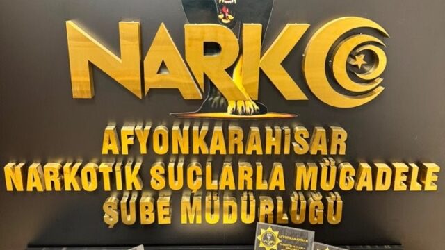 AFYONKARAHİSAR’DA POLİS TARAFINDAN GERÇEKLEŞTİRİLEN UYGULAMA NOKTASINDA DURDURULAN 2 OTOMOBİLDE UYUŞTURUCU MADDE VE HAPLAR ELE GEÇİRİLDİ.