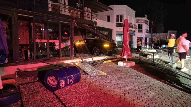 BODRUM İLÇESİNDE KAVŞAĞA SÜRATLİ GİREN LÜKS OTOMOBİL BÖREKÇİYE DALARKEN, KAZADA 2 KİŞİ YARALANDI.