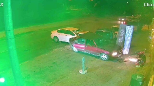 DENİZLİ’DE ALKOLLÜ KADIN SÜRÜCÜ SEYİR HALİNDEYKEN BİR ANDA GAZA BASINCA HEM ÖNÜNDEKİ HEM PARK HALİNDEKİ ARAÇLARI ADETA BİÇTİ. KAZA ANI GÜVENLİK KAMERALARINA ANBEAN YANSIDI.