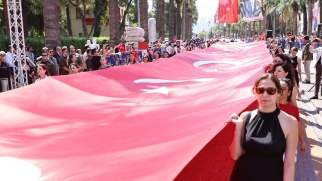 DENİZLİ'DE 30 AĞUSTOS ZAFER BAYRAMI KUTLAMALARI, VALİLİK ÖNÜNDEKİ ATATÜRK ANITI'NA ÇELENK SUNULMASIYLA BAŞLADI. TÖREN, HALK OYUNLARI GÖSTERİSİ VE ASKERİ GEÇİŞLE TAMAMLANDI.