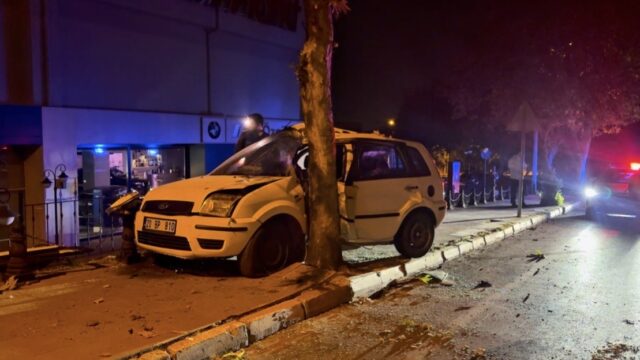 DENİZLİ’DE KONTROLDEN ÇIKAN OTOMOBİL, ÖNCE KALDIRIMA ARDINDAN AĞACA ÇARPARAK DURABİLDİ. KAZADA OTOMOBİL SÜRÜCÜSÜ YARALANDI.