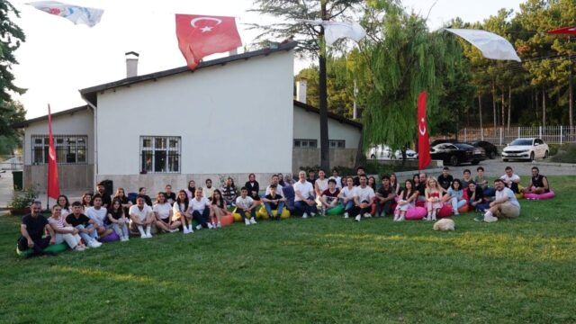 DENİZLİ BÜYÜKŞEHİR BELEDİYESİ’NİN GELENEKSELLEŞEN CANKURTARAN YAZ GENÇLİK KAMPI, YAZ BOYUNCA YÜZLERCE LİSELİ GENCİ DOĞA, SPOR, SANAT VE FARKINDALIK EĞİTİMLERİYLE BULUŞTURDU. 7 DÖNEM SÜREN KAMP DÖNEMİ, BÜYÜKŞEHİR BELEDİYESİ GENEL SEKRETERİ BÜLENT BOZBAŞ’IN KATILDIĞI KAPANIŞ PROGRAMI VE SERTİFİKA TÖRENİYLE SONA ERDİ.