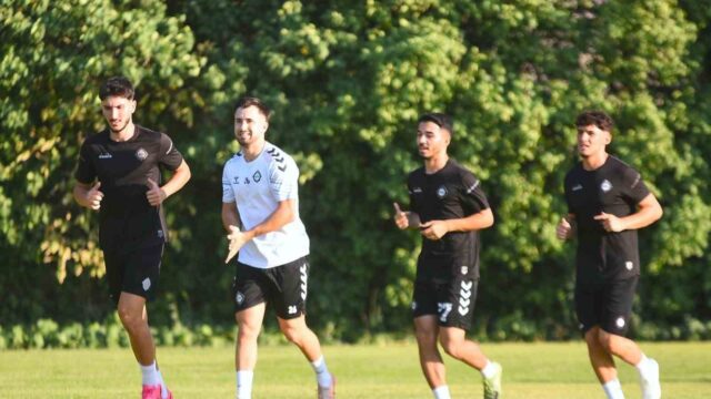 GEÇTİĞİMİZ GÜNLERDE GECİKMELİ OLARAK YENİ SEZON ÇALIŞMALARINA BAŞLAYAN ALTAY, GERİDE KALAN SEZON KADROSUNDA YER ALAN 17 OYUNCUNUN YOKLUĞUNDA HAZIRLIKLARINI SÜRDÜRÜYOR.
