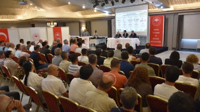 AYDIN'DA HAYVAN SAĞLIĞININ KORUNMASI VE HASTALIKTAN ARİ İŞLETME SAYISININ ARTIRILMASI AMACIYLA DÜZENLENEN TOPLANTIDA, SIĞIR TÜBERKÜLOZU VE BRUSELLOZLA MÜCADELEDE YÜRÜRLÜĞE GİREN YENİ DÜZENLEMELER ELE ALINDI. İL TARIM VE ORMAN MÜDÜRÜ AYHAN TEMİZ, 2007 YILINDA 1 OLAN HASTALIKTAN ARİ İŞLETME SAYISININ 2025 YILI İTİBARIYLA 86'YA YÜKSELDİĞİNİ AÇIKLADI.