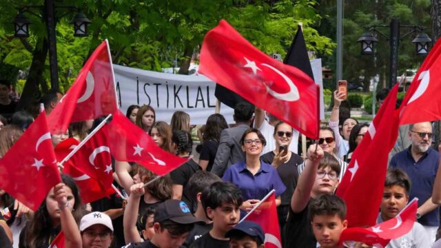 MENTEŞE BELEDİYESİ, 30 AĞUSTOS ZAFER BAYRAMI ÖNCESİNDE ‘HER HANEYE BİR BAYRAK, HER PENCEREDE AYNI GURUR’ KAMPANYASI BAŞLATIYOR.