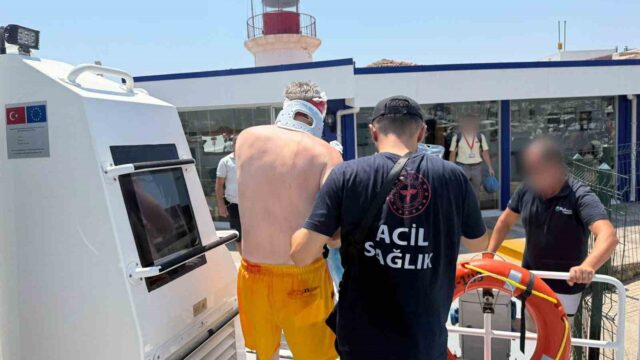 MUĞLA’NIN BODRUM İLÇESİ AÇIKLARINDA SEYREDEN GEZİ TEKNESİNDE YARALANAN VATANDAŞ SAHİL GÜVENLİK EKİPLERİ TARAFINDAN TIBBİ TAHLİYESİ GERÇEKLEŞTİRİLDİ.