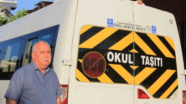 OKULLARIN AÇILMASINA HAFTALAR KALA BİRÇOK VELİ DE BU YIL Kİ OKUL SERVİS ÜCRETLERİNİ MERAKLA BEKLERKEN, ÜCRETLERİN EYLÜL AYINDA YAPILACAK OLAN BELEDİYE MECLİS TOPLANTISINDAN SONRA NETLİK KAZANACAĞINI İFADE EDEN AYDIN ŞOFÖRLER ODASI BAŞKANI SEMİH ÖZMERİÇ; "EYLÜL AYININ İKİNCİ HAFTASINDAKİ BELEDİYE MECLİSİNDE KESİN KARAR ÇIKACAKTIR VE BİZİM TALEBİMİZ YÜZDE 30 İLE YÜZDE 40 ARASINDA BİR RAKAM" DEDİ.