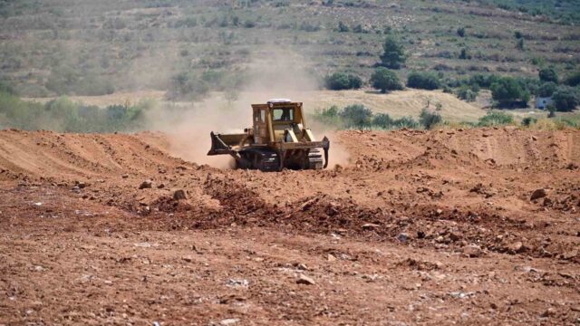 MANİSA BÜYÜKŞEHİR BELEDİYESİ, SALİHLİ İLÇESİNE BAĞLI KEMER MAHALLESİ’NDE HAYVANCILIK, TARIMSAL SULAMA VE OLASI YANGINLARLA MÜCADELEDE KULLANILMAK ÜZERE ÇOK AMAÇLI GÖLET İNŞA EDİYOR. YAKLAŞIK 24-25 BİN METREKÜP SU TUTMA KAPASİTESİNE SAHİP OLMASI PLANLANAN GÖLETİN, BÖLGENİN SU İHTİYACINA UZUN VADELİ KATKI SAĞLAMASI HEDEFLENİYOR.