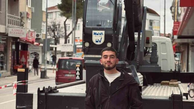 DENİZLİ’NİN ÇİVRİL İLÇESİNDE DÜNDEN BU YANA KENDİSİNDEN HABER ALINAMAYAN GENÇ, KIRSAL ALANDA ÖLÜ BULUNDU. ASKERDEN YENİ GELDİĞİ ÖĞRENİLEN GENCİN CANSIZ BEDENİ MORGA KALDIRILIRKEN, OLAYLA İLGİLİ SORUŞTURMA BAŞLATILDI.
