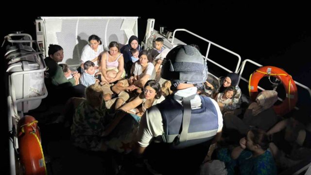 GÖKOVA KÖRFEZİNDE YELKENLİ TEKNE İÇİNDE 64 DÜZENSİZ GÖÇMEN VE 4 GÖÇMEN KAÇAKÇISI YAKALANDI