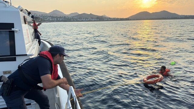 YUNAN ADALARINA YÜZEREK GEÇMEYE ÇALIŞAN 1 DÜZENSİZ GÖÇMEN YAKALANDI