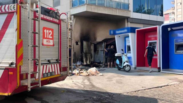 AYDIN’IN EFELER İLÇESİNDE GERİ DÖNÜŞÜM KUTUSUNA KAYNAK YAPILDIĞI SIRADA SIÇRAYAN KIVILCIMIN KARTONLARI TUTUŞTURMASI SONUCU YANGIN ÇIKTI.